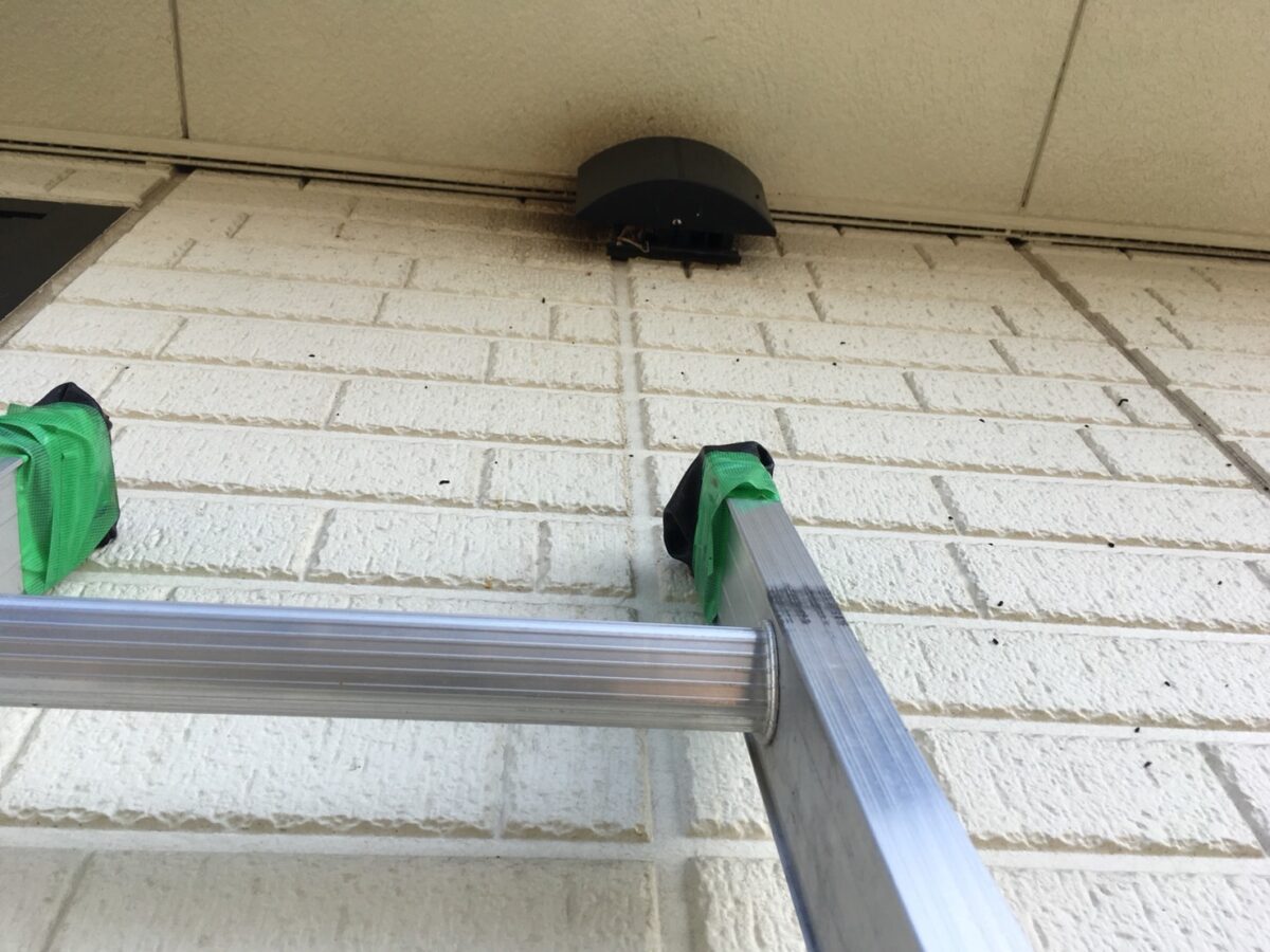 コウモリの侵入があった2階の換気口での作業