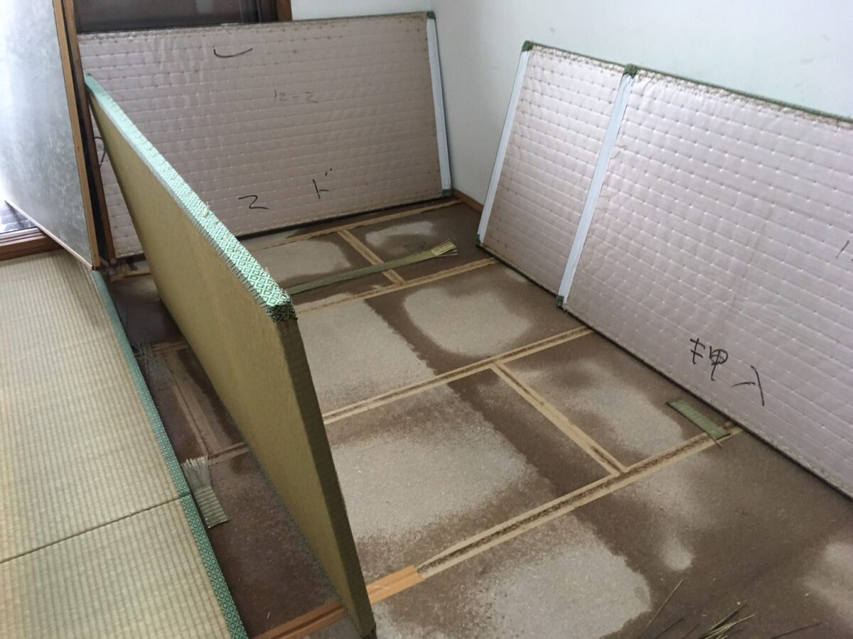 トコジラミ対策のために畳を上げた室内