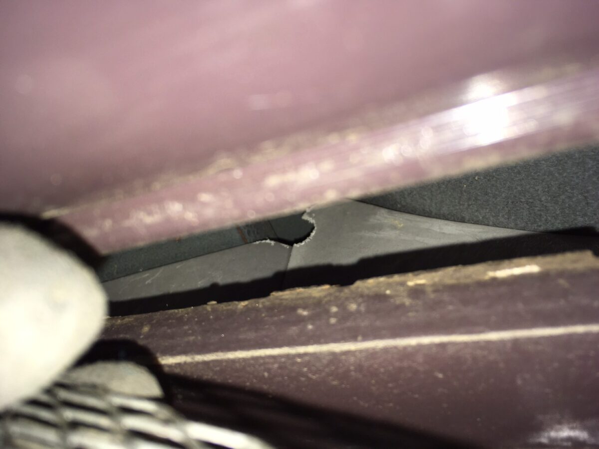 屋根まわりにあるコウモリ侵入箇所の隙間