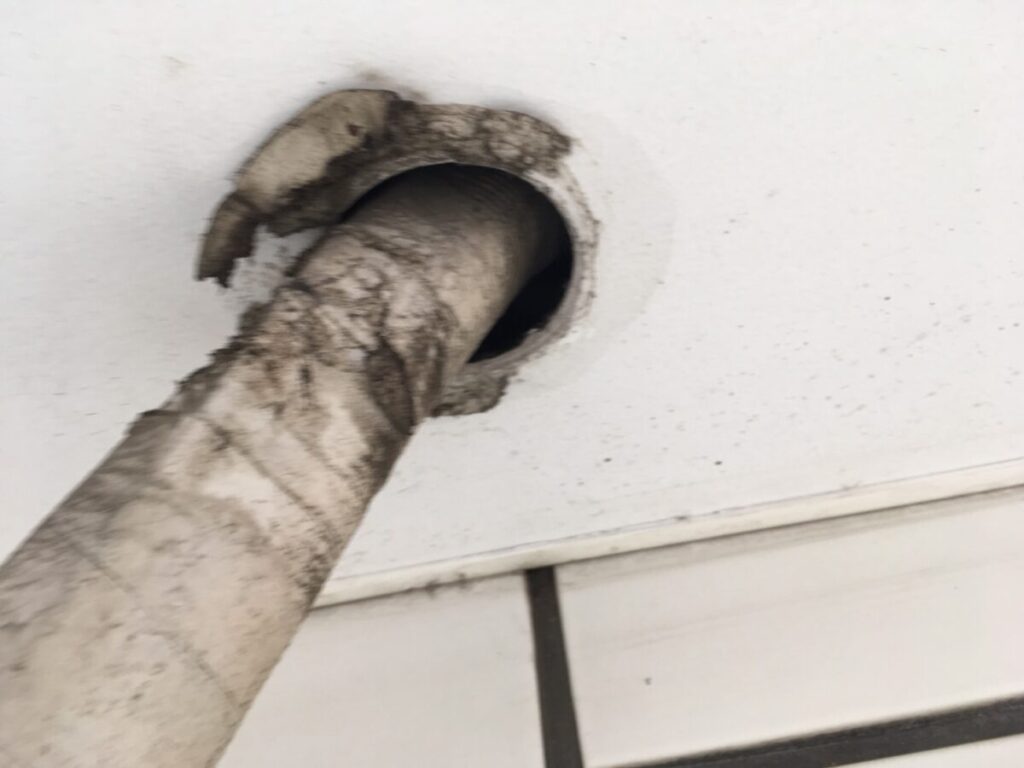 配管が通る穴のまわりに残った隙間