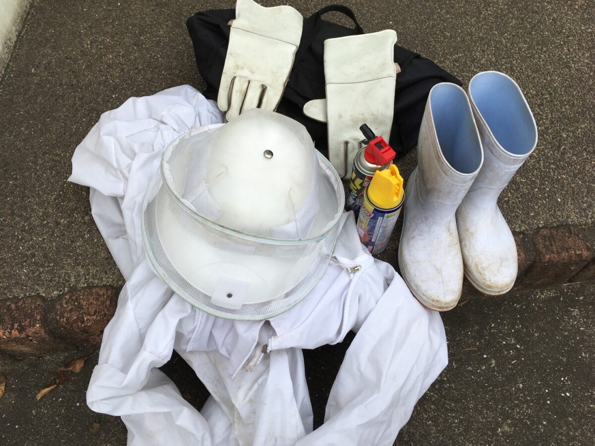 ハチ駆除に使う防護服と手袋や長靴などの装備