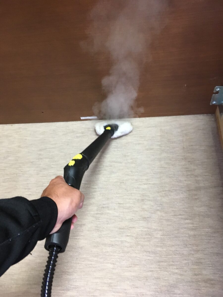 トコジラミ対策で壁際にスチームを当てる作業