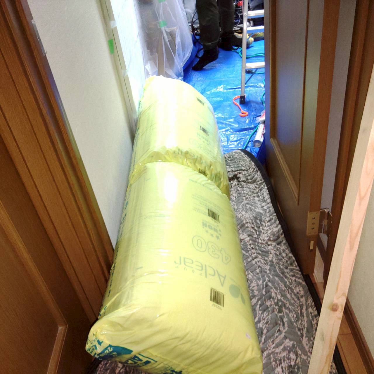 上尾市の害獣駆除：天井裏の作業に向けて準備した断熱材