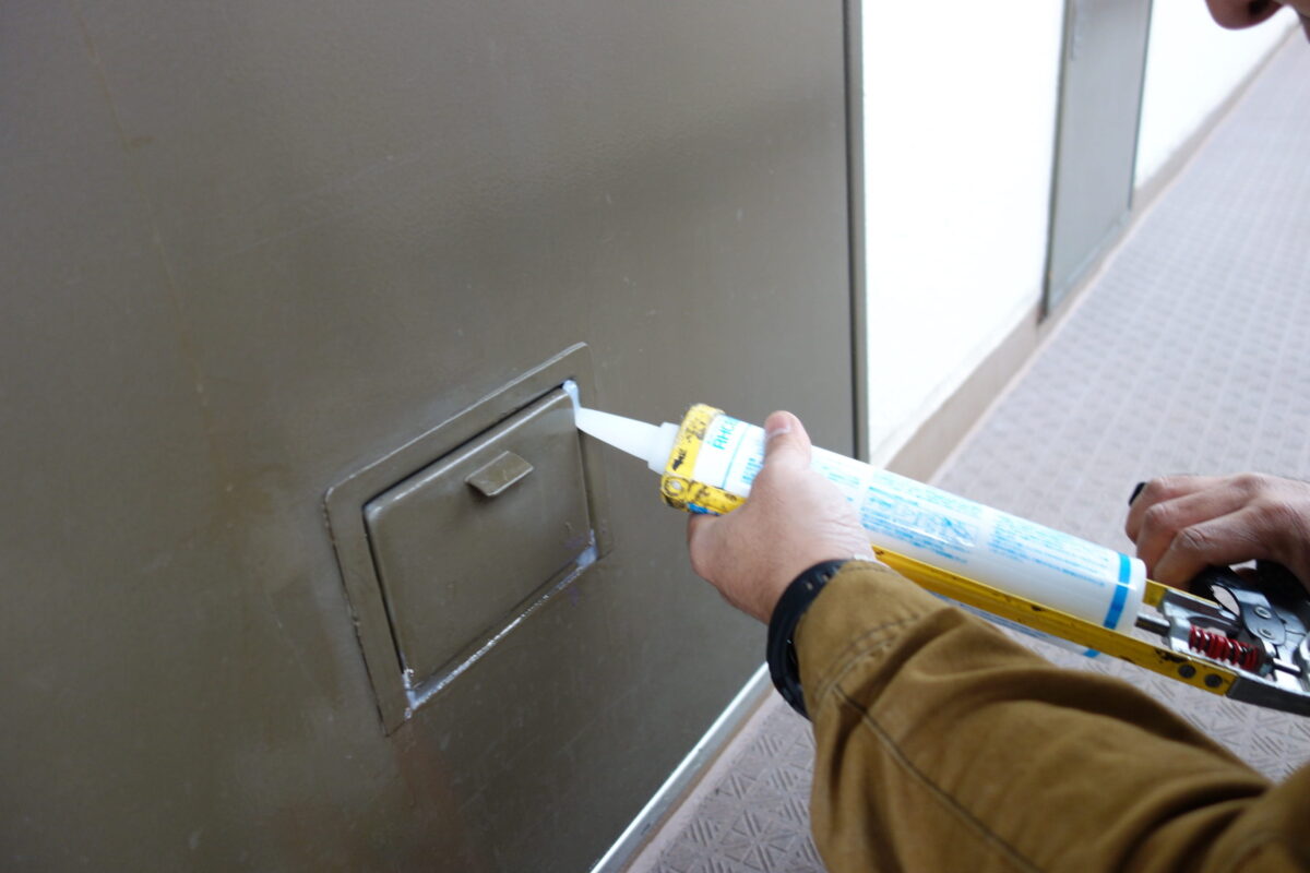 扉の開口部の枠に沿った隙間処理