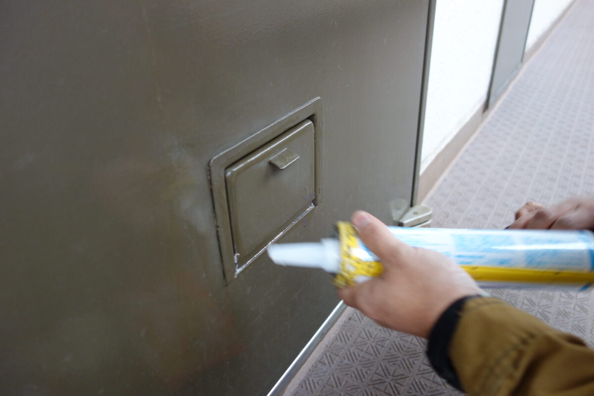 枠の下側にも充填材を入れる侵入対策