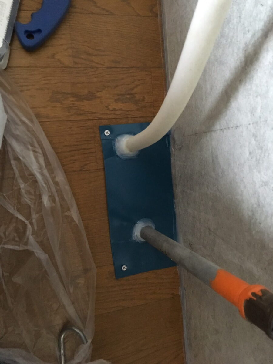 板材と充填材で配管まわりを塞いだ状態