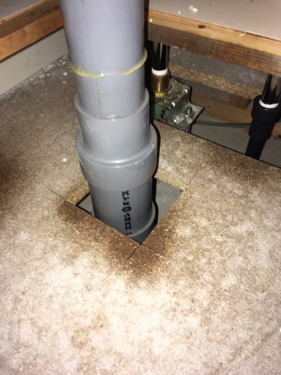排水管のまわりに残った床の開口部