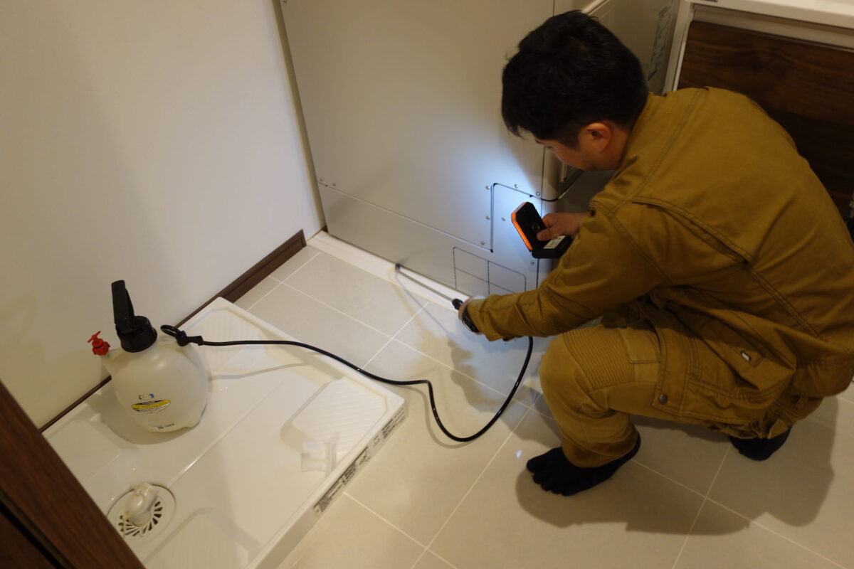 洗濯機防水パン付近の隙間を照らして処理
