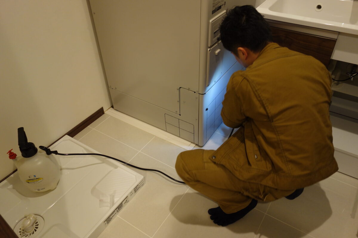 壁際の低い位置へノズルを向けたゴキブリ対策