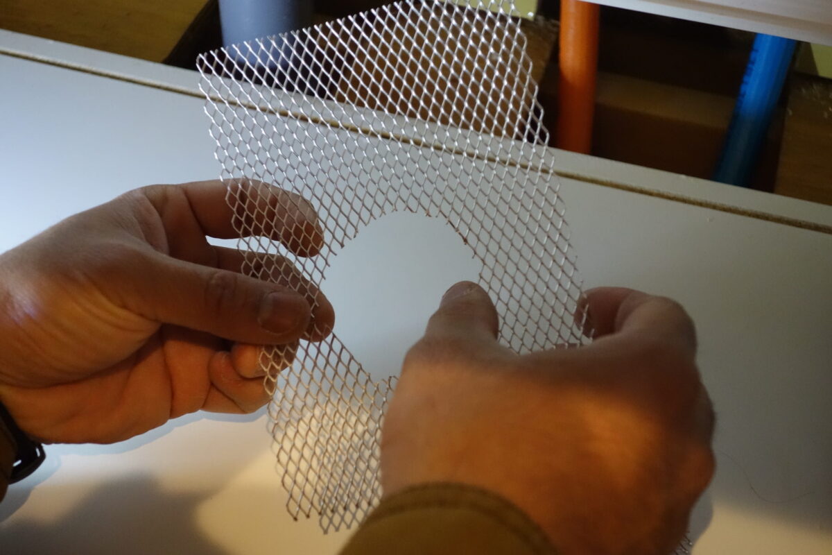 配管の形に合わせて封鎖用部材を加工する手元