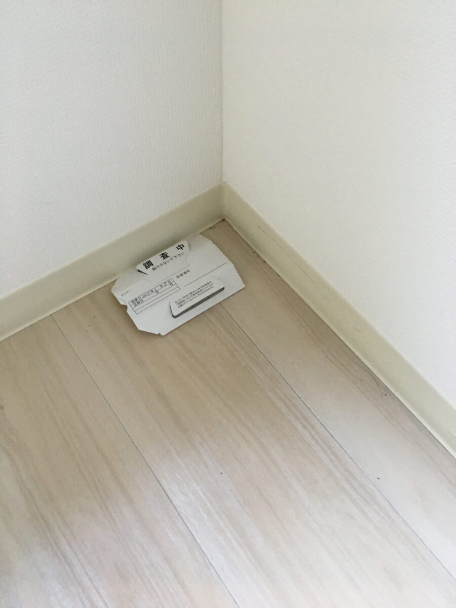 壁際に置いたゴキブリ調査用トラップ