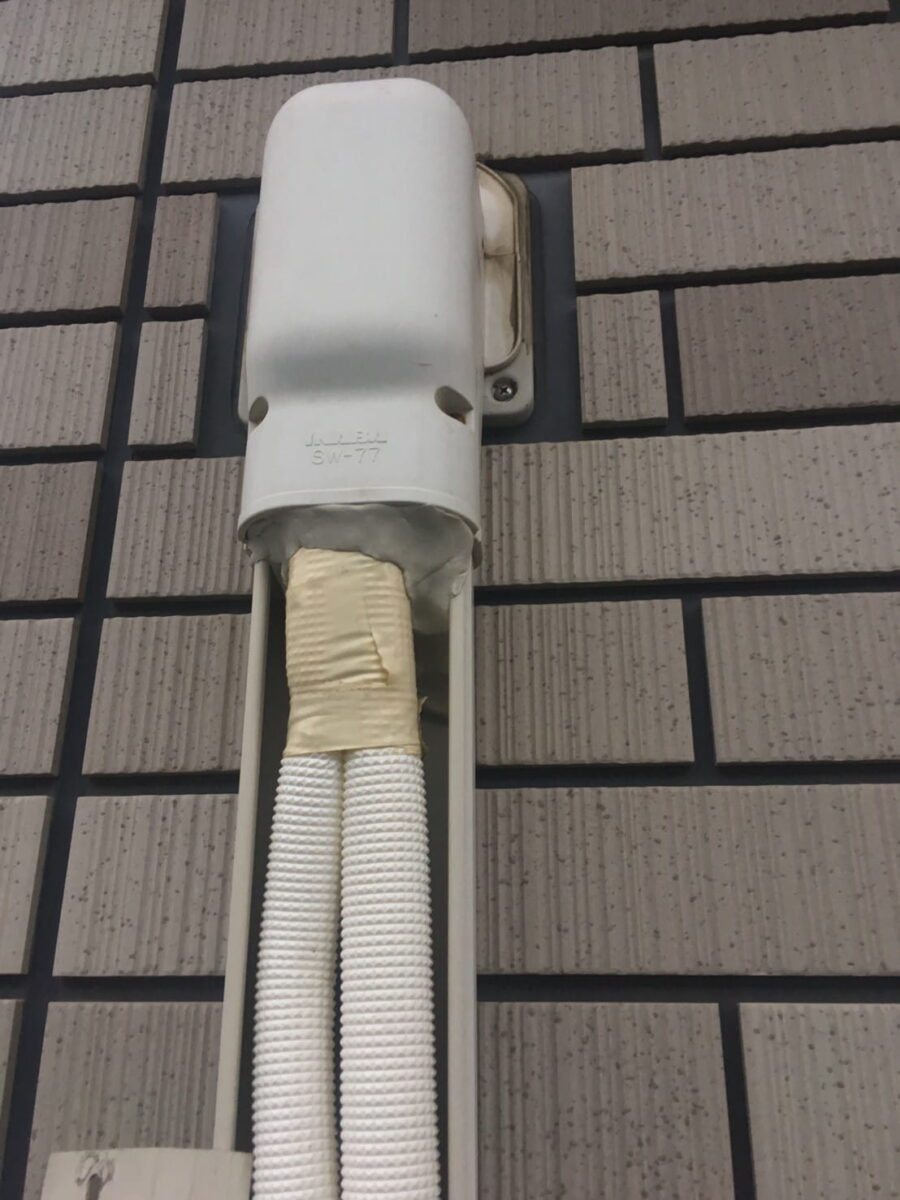 エアコン配管カバー下端の隙間対策