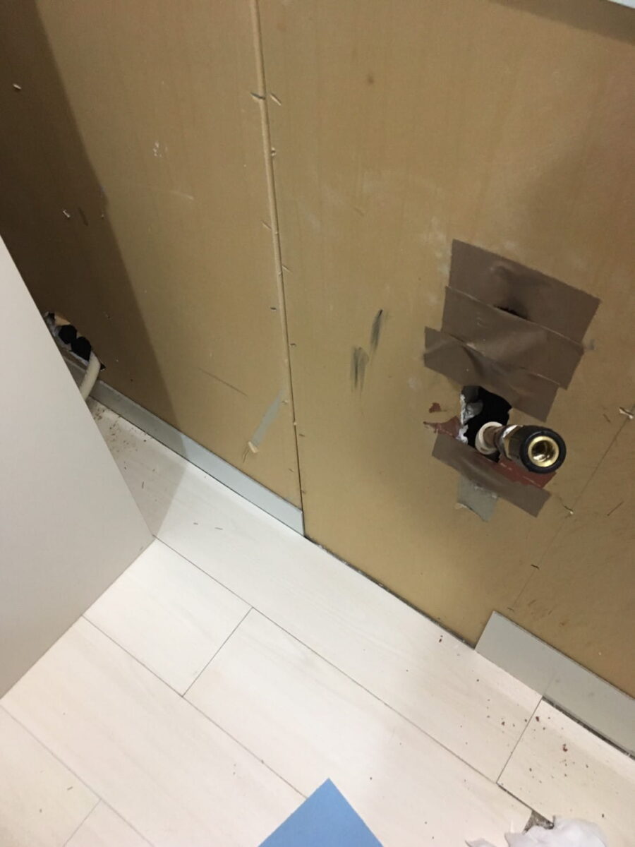 配管の根元に残った開口部