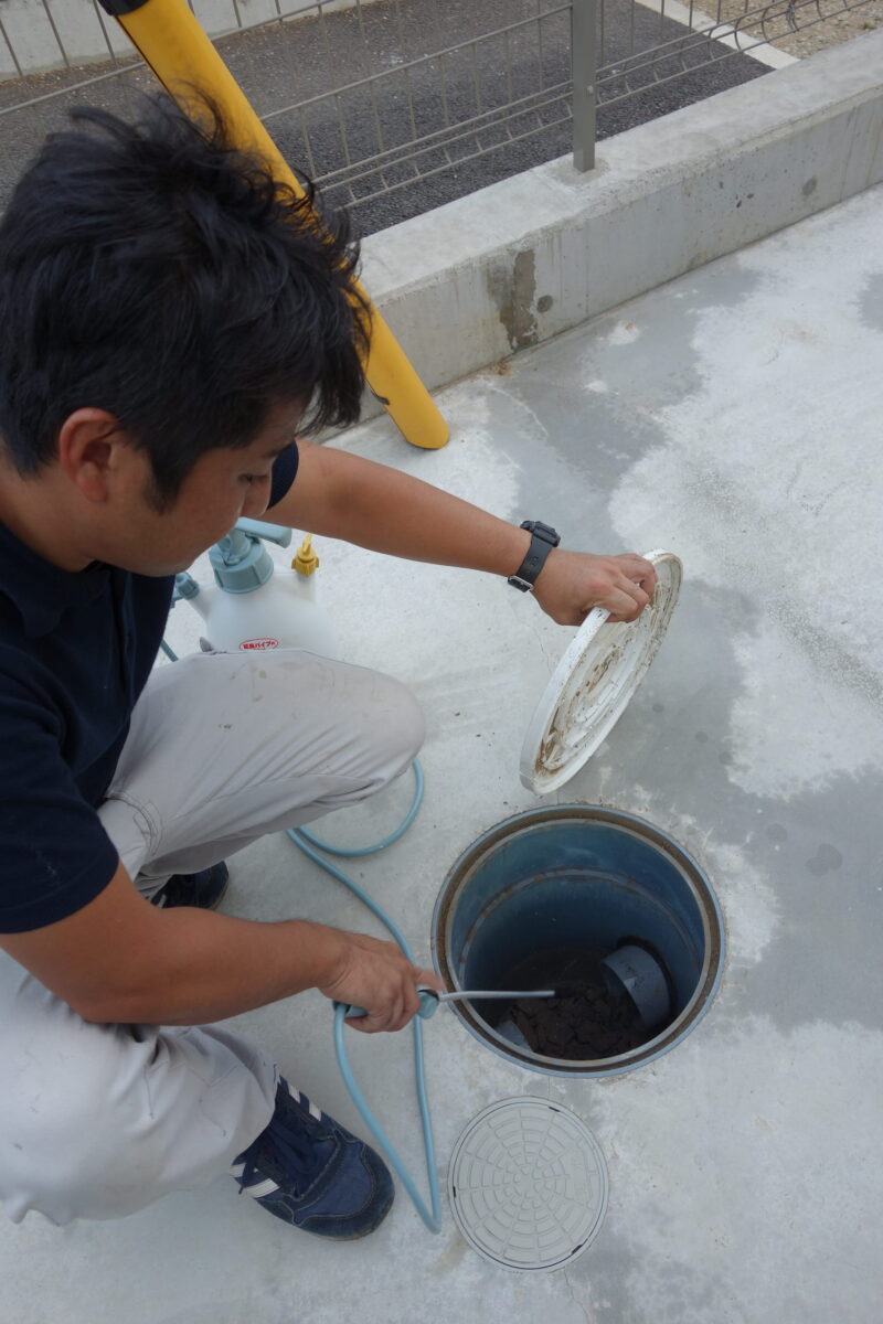 排水ますの内部へノズルを向けた処理