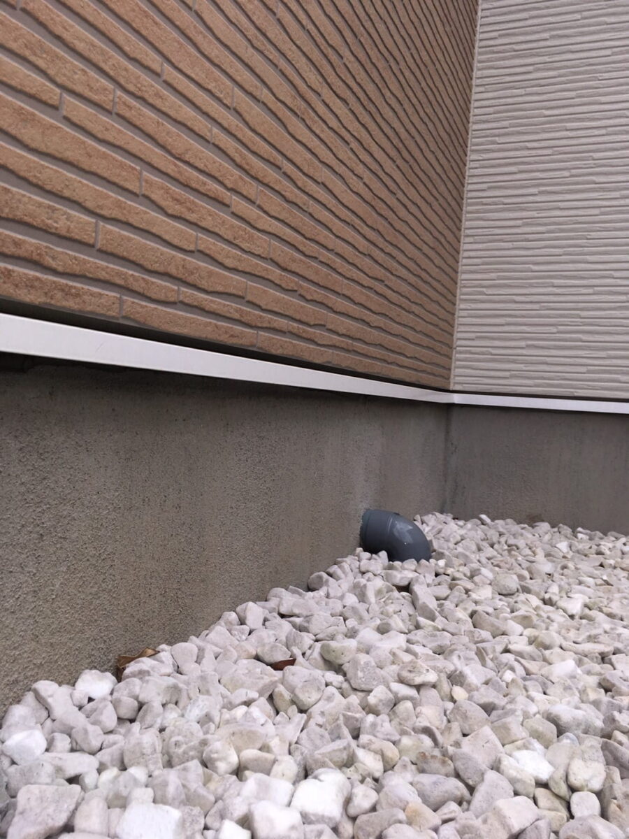 外壁と基礎の境目を外側から確認