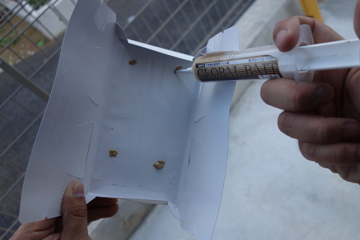 専用の台紙へベイト剤を置く準備作業