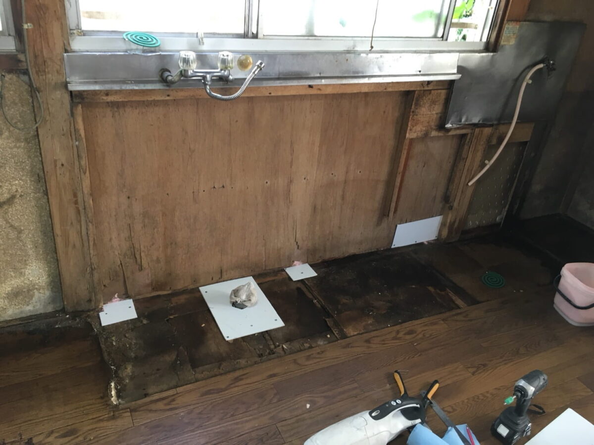 キッチン設備の奥にある床と壁の隙間対策
