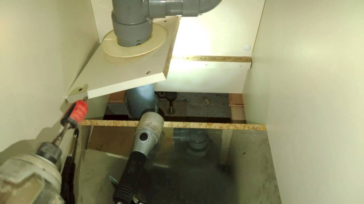 ゴキブリ対策で確認する洗面台下の排水管と隙間