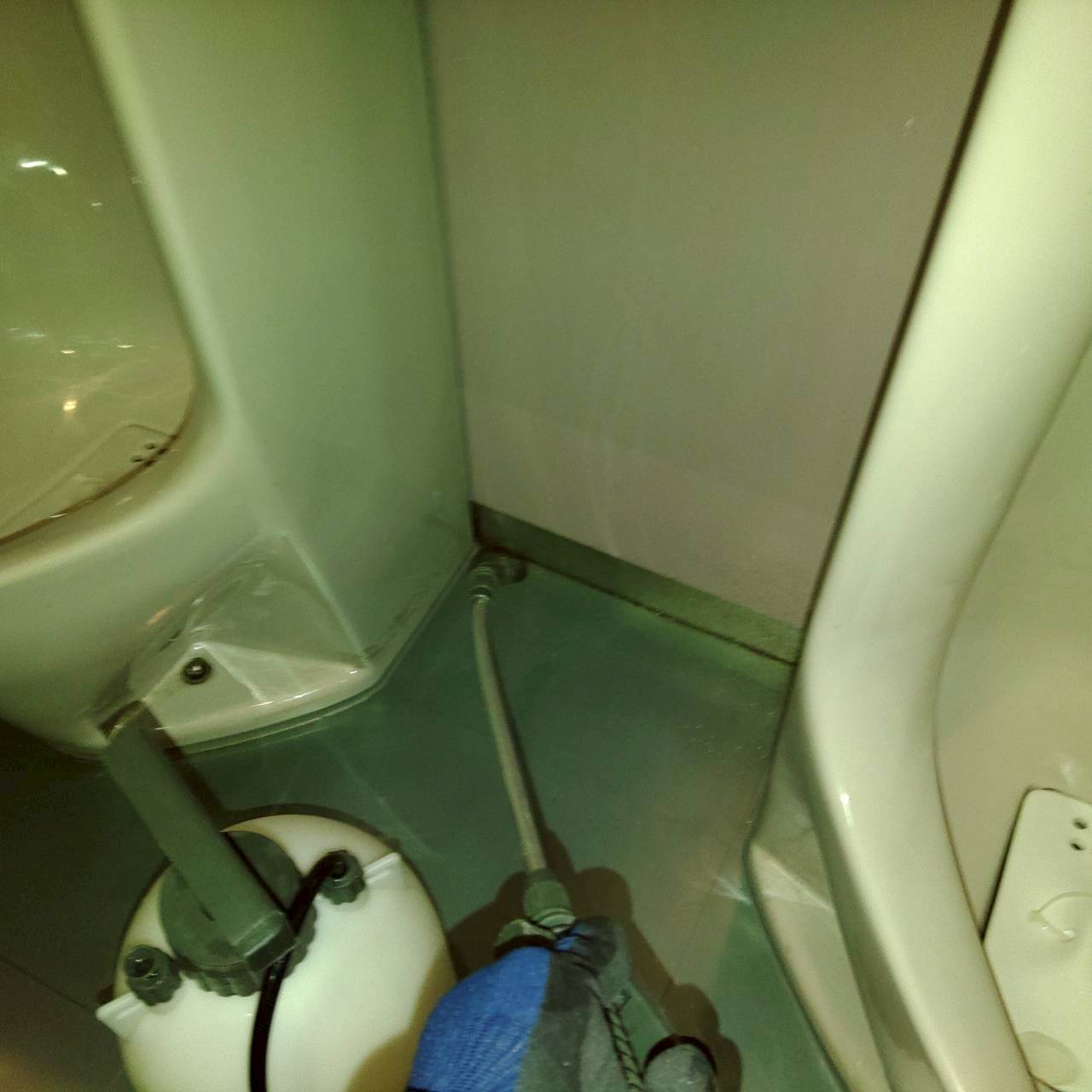 トイレの奥の床際で行うゴキブリ対策