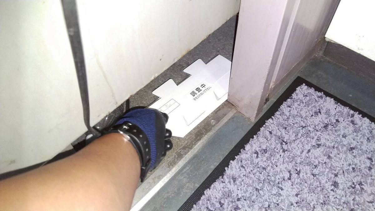 ゴキブリ対策で行う収納の下部と床際の確認作業