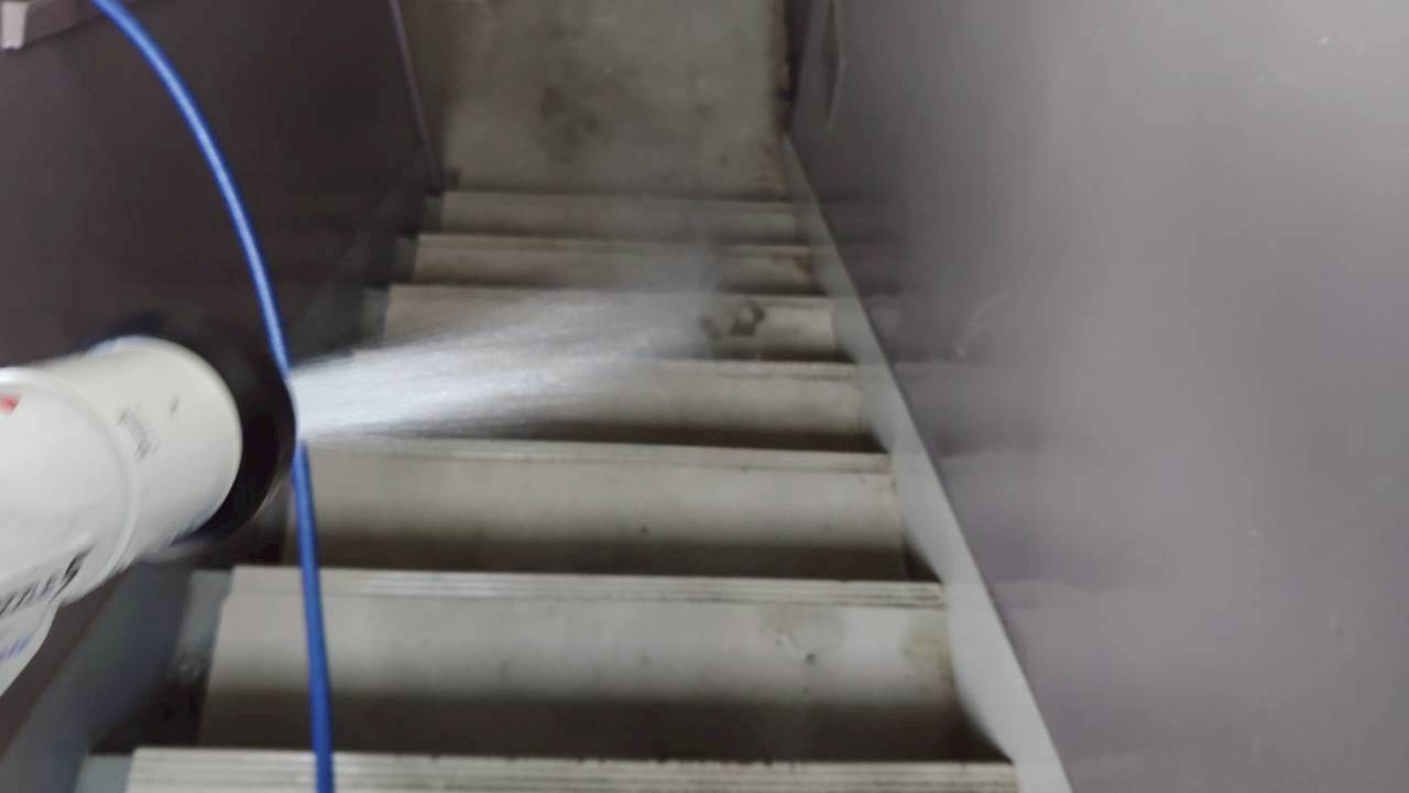 鴻巣市の鳩駆除：階段の鳩被害箇所で行う衛生処理