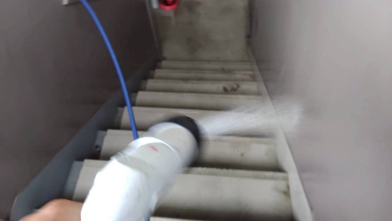 戸田市の鳩駆除：階段に沿って行う鳩被害箇所の処理