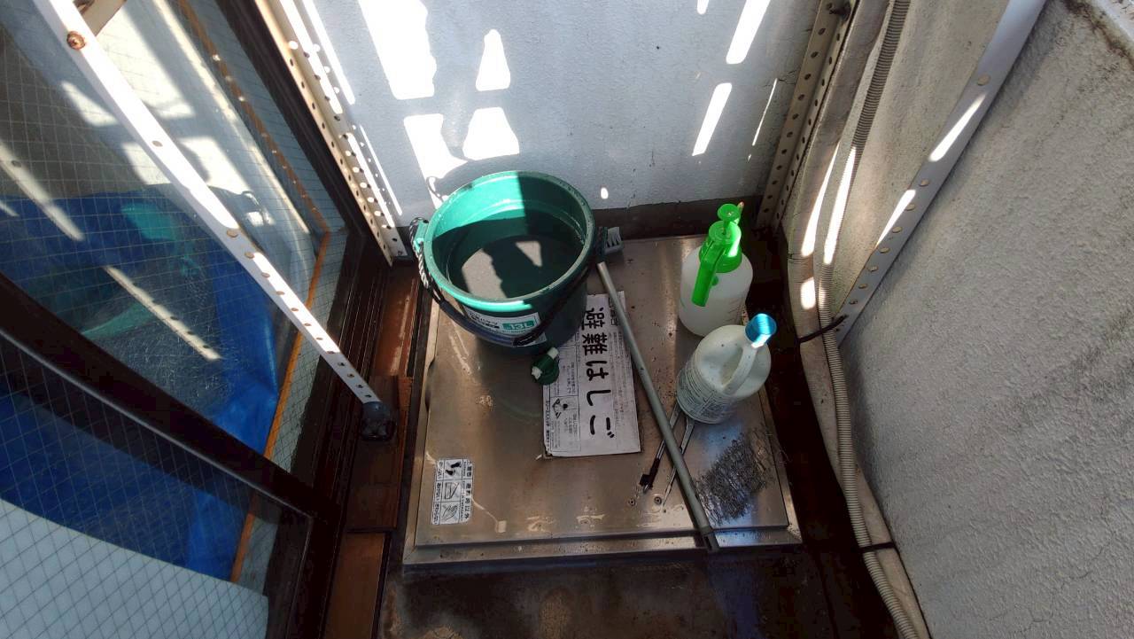 所沢市の鳩駆除：鳩被害の清掃に用意したベランダの作業道具