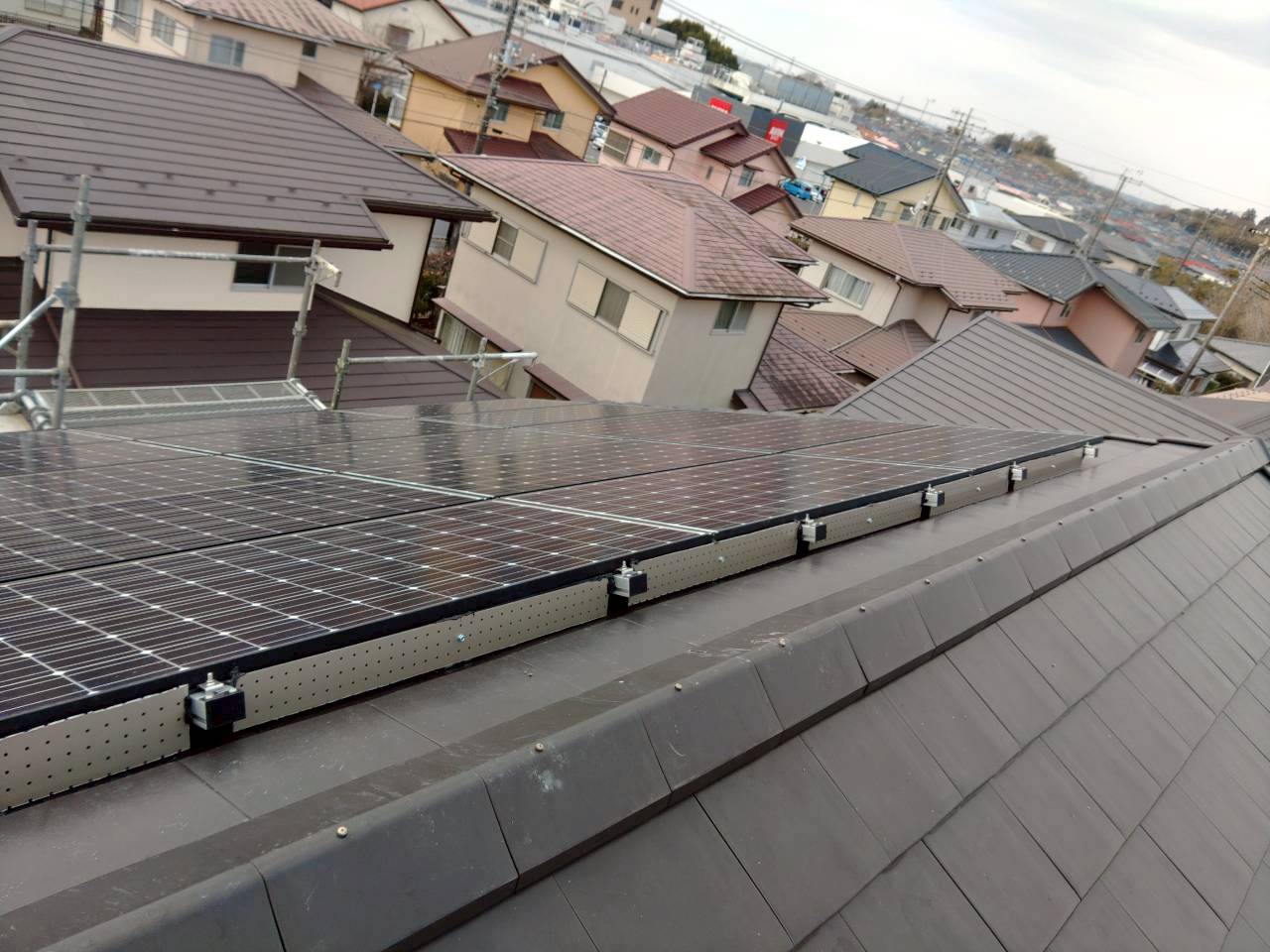北本市の鳩駆除:屋根の傾斜に合わせたパネル周囲の侵入対策