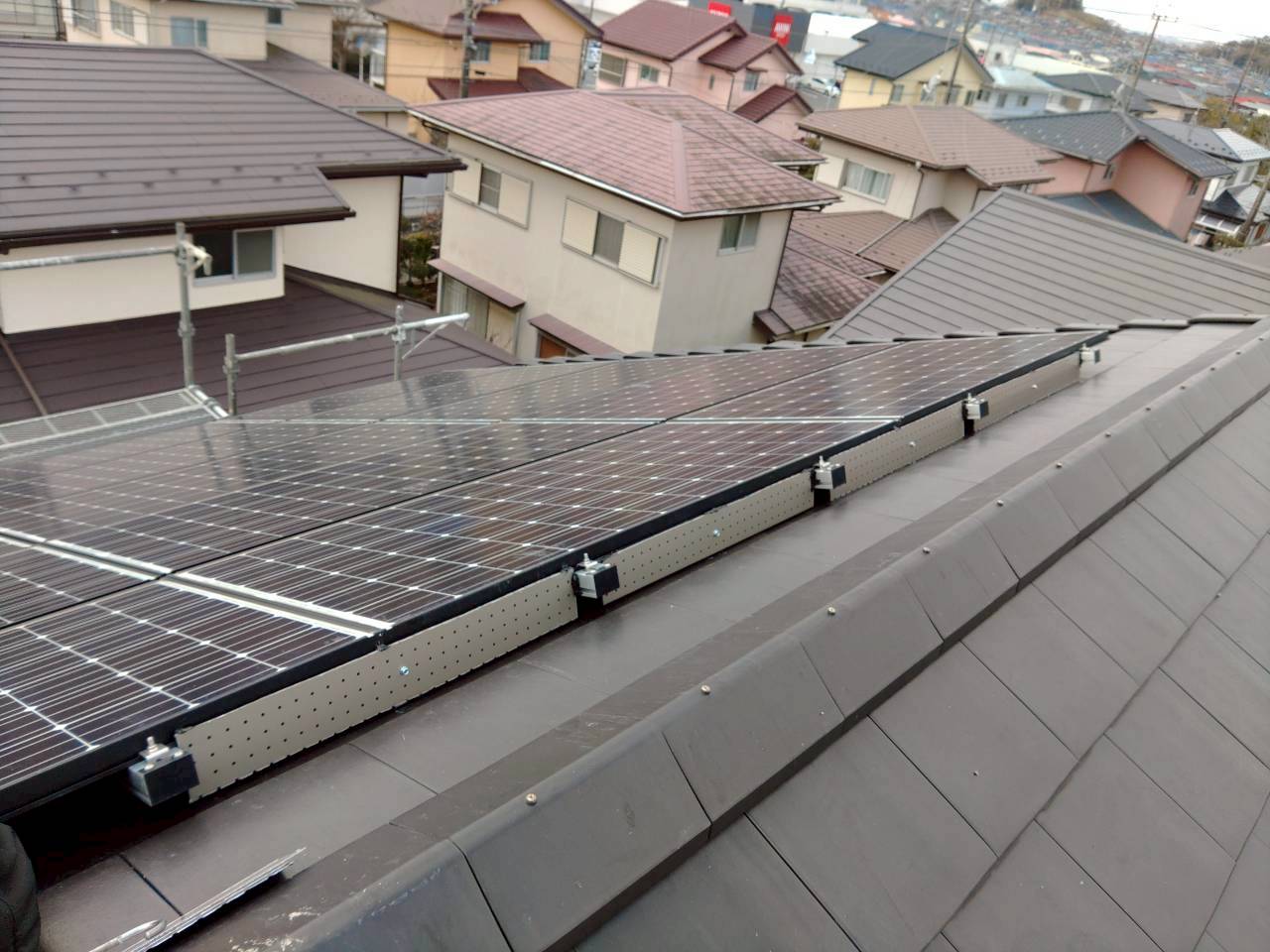 加須市の鳩駆除：パネルの長い辺に沿って取り付けた侵入防止部材