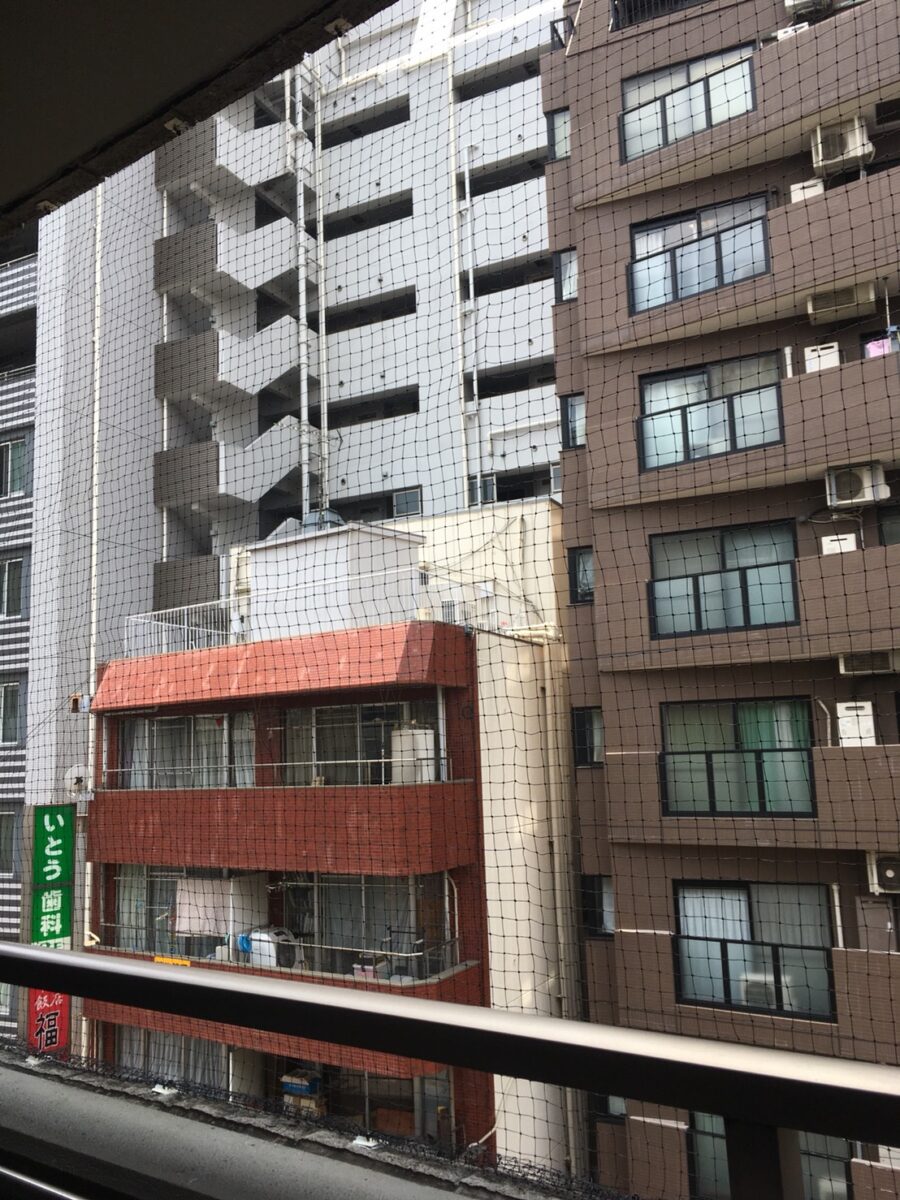 三郷市の鳩駆除:ベランダの開口部を覆う防鳥ネット