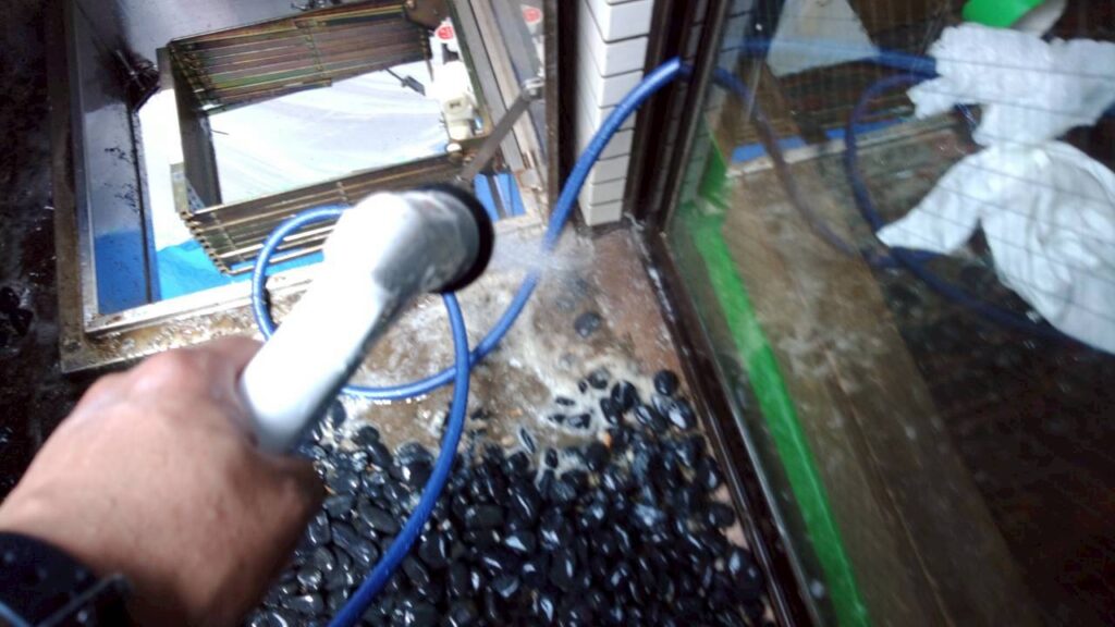 鳩のフンで汚れた箇所を洗浄する作業