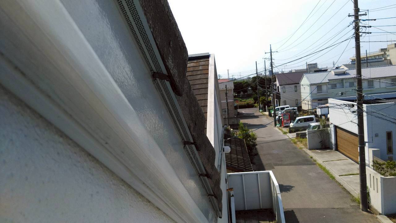 川越市のコウモリ駆除:軒に沿って続く外壁上部の確認箇所