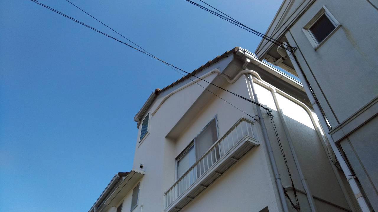 加須市のコウモリ駆除：屋根と外壁の位置関係を確認する建物外周