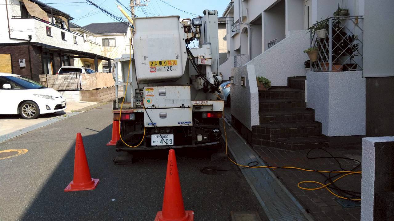 鴻巣市のコウモリ駆除:高所作業車と周囲の作業スペースの確保