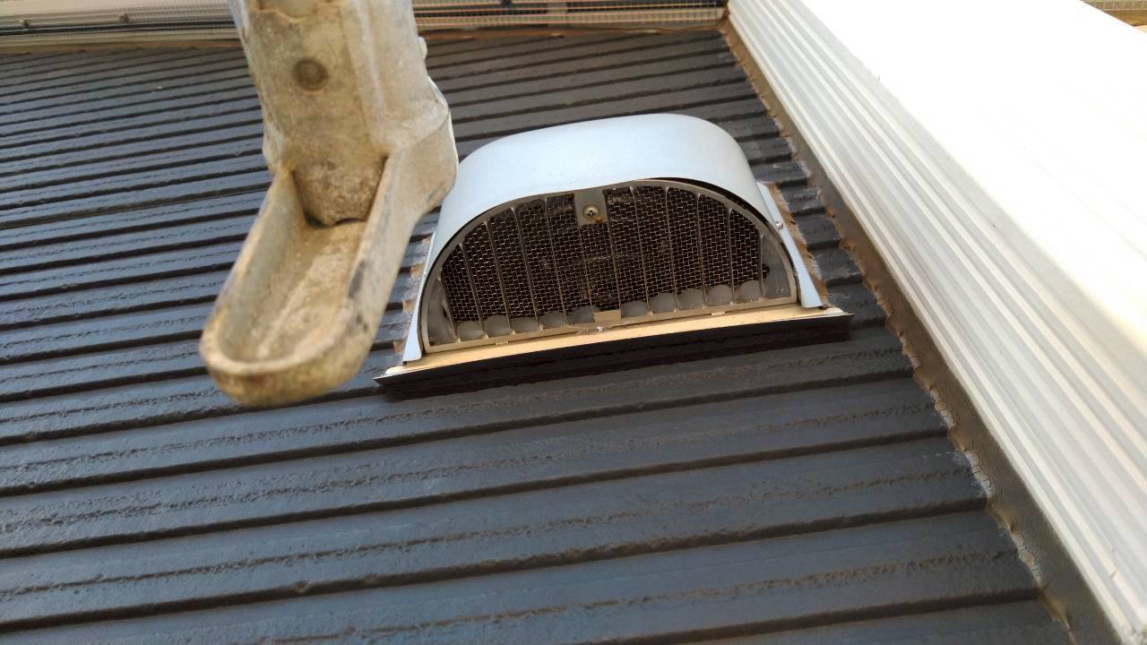 さいたま市のコウモリ駆除：換気口の形に合わせたコウモリ侵入防止の金網