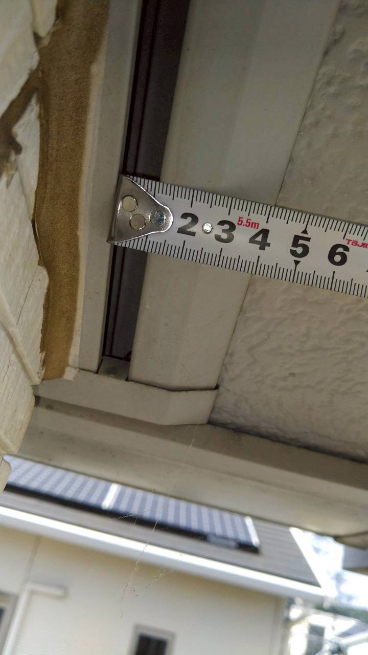 上尾市のコウモリ駆除:コウモリの侵入対策に向けた隙間の採寸