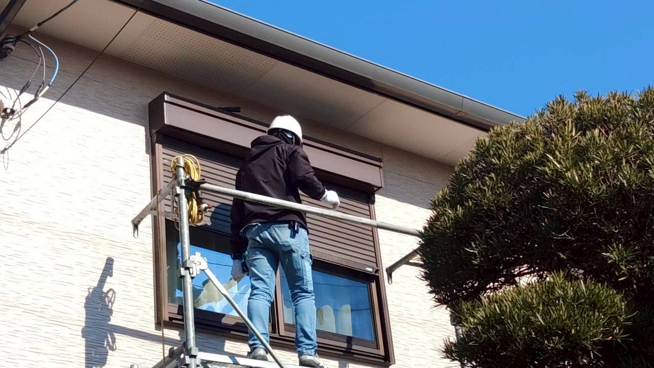 所沢市のコウモリ駆除：窓上部の部材まわりを確認する施工の様子