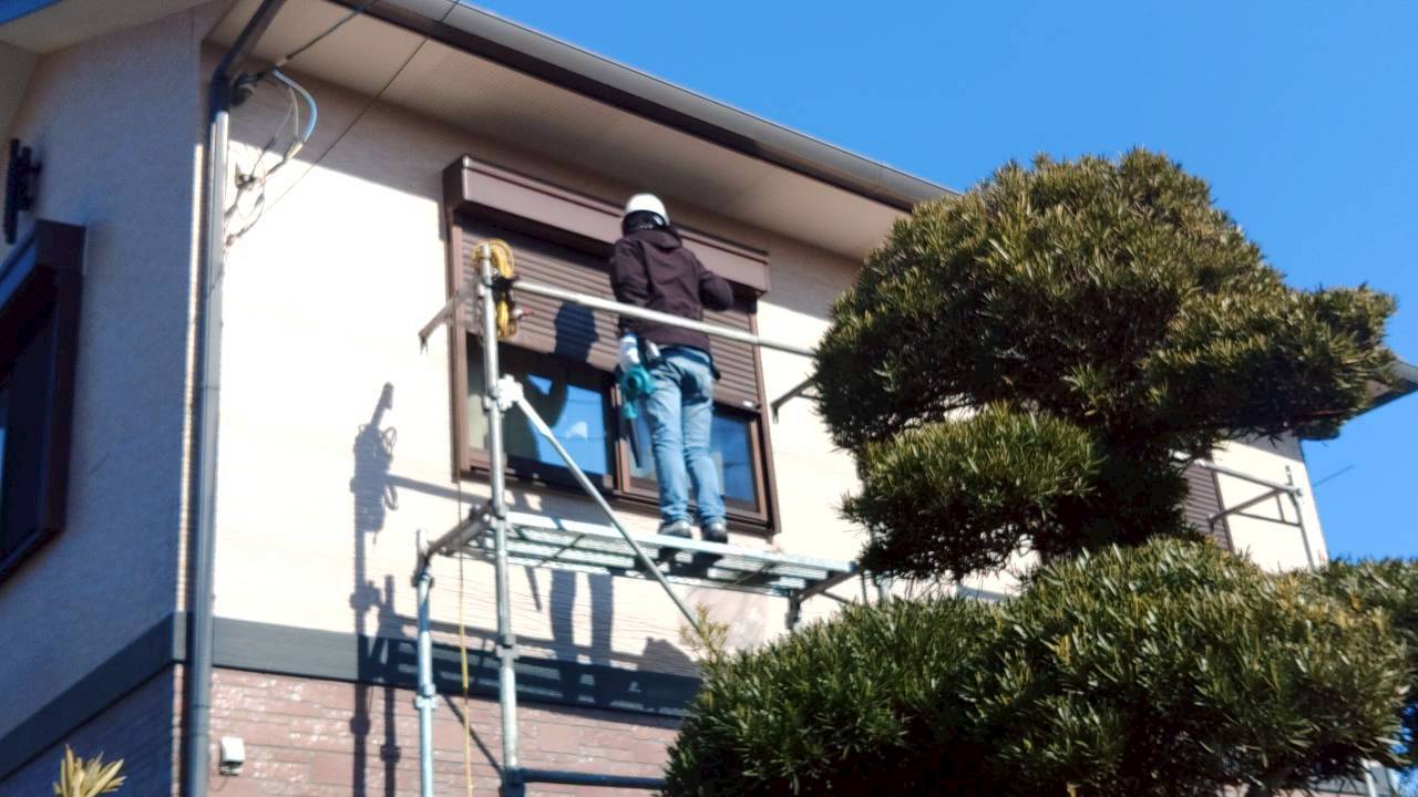 所沢市のコウモリ駆除：足場を使って行う2階窓上部のコウモリ対策