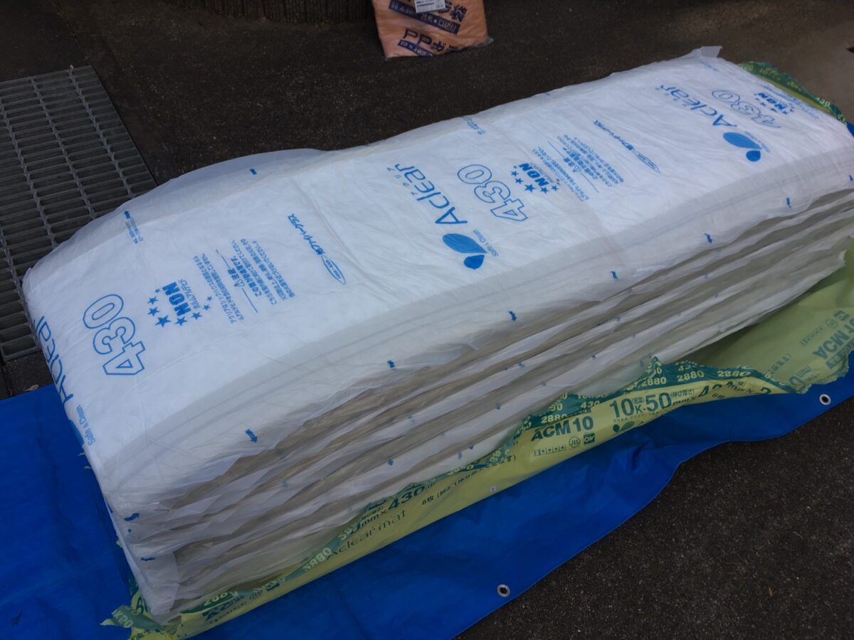 朝霞市のコウモリ駆除:天井裏の環境を整えるために準備した断熱材