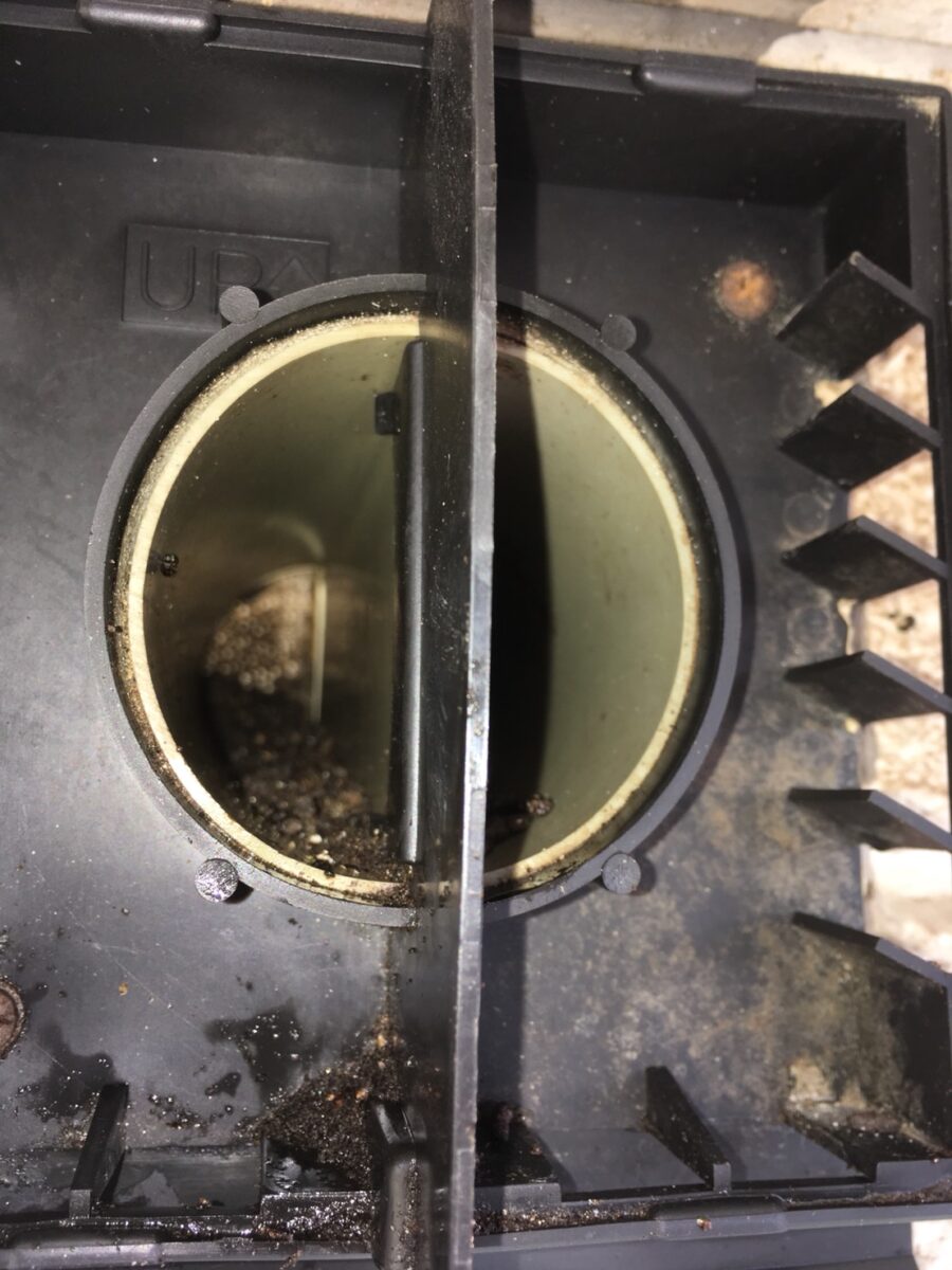 八潮市のコウモリ駆除:換気フード内部にたまったフンや汚れの確認