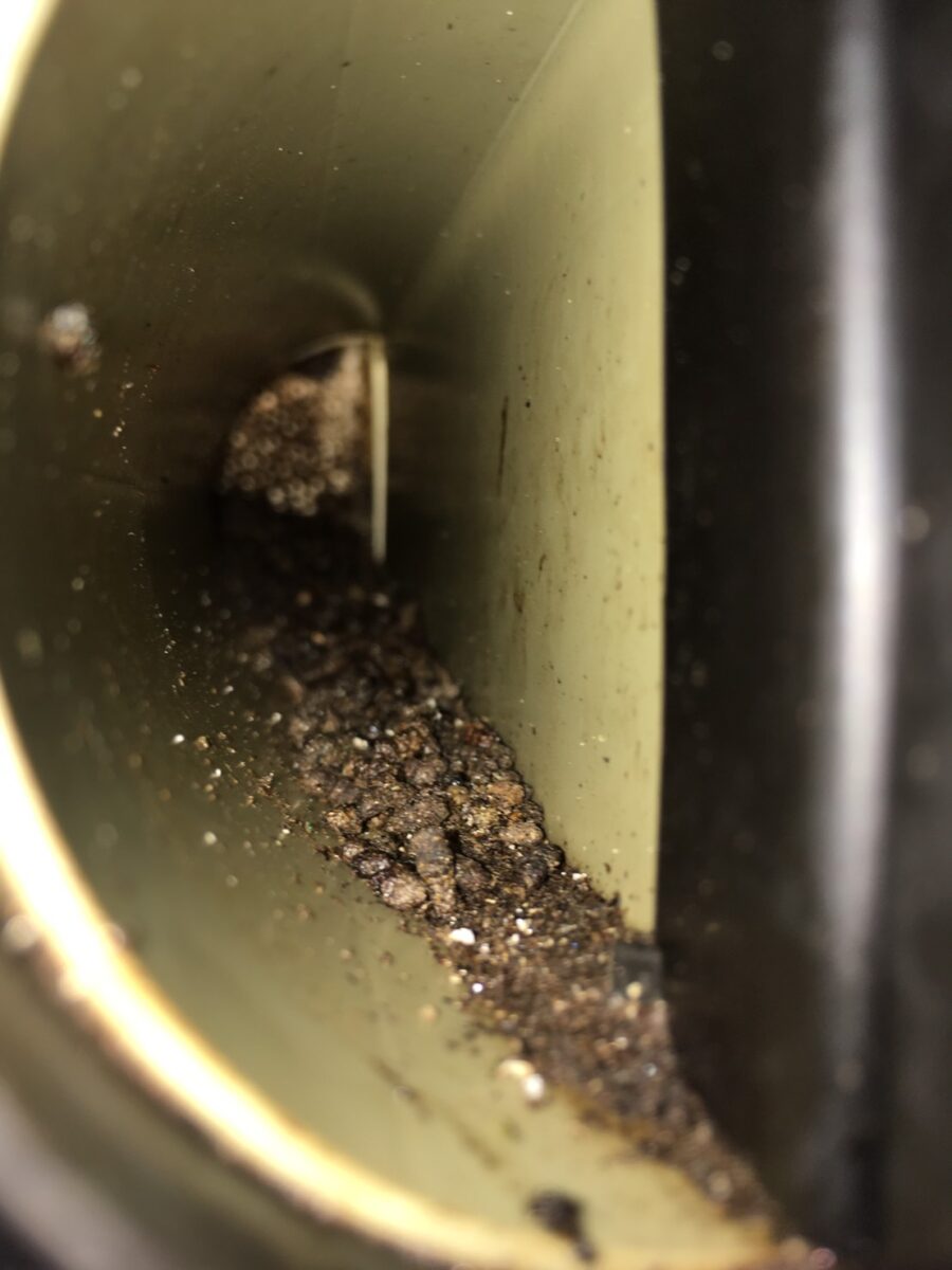 志木市のコウモリ駆除：換気口の奥にたまったコウモリのフン