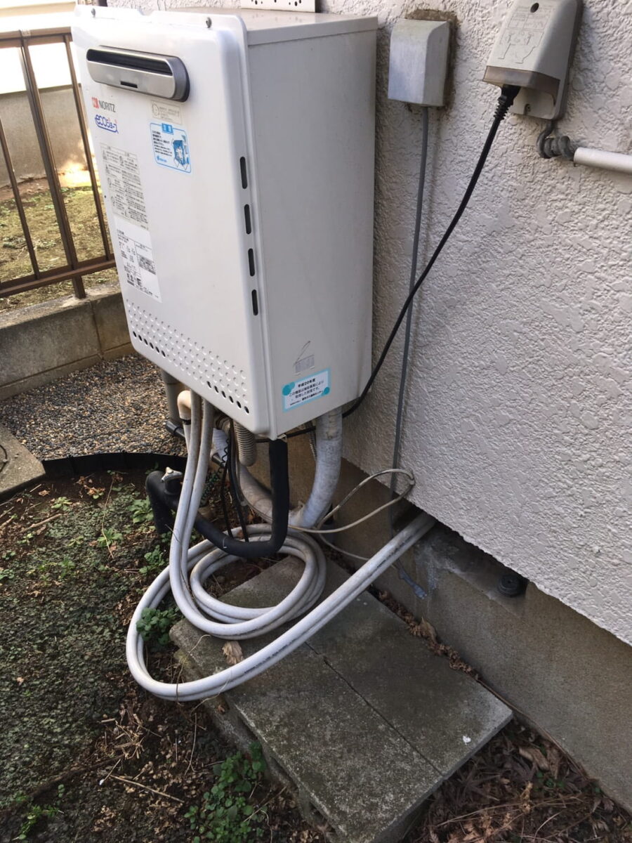 給湯器の陰にネズミの入り口がないか確認