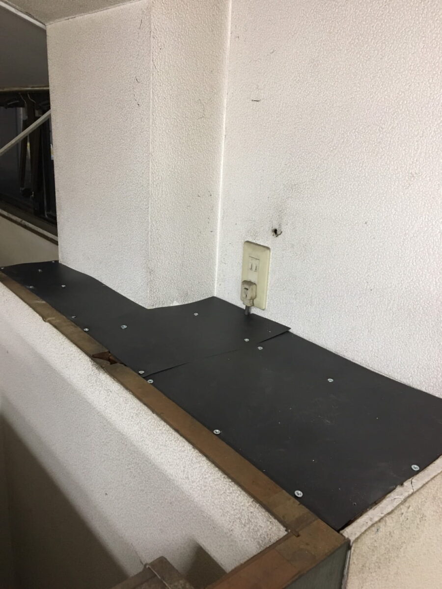 ネズミの侵入を防ぐために壁際を板材で封鎖