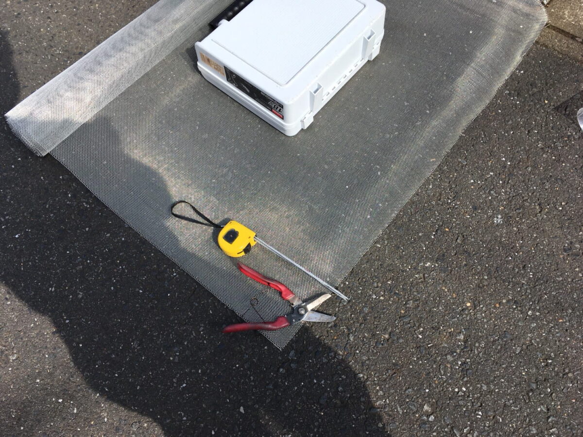 取り付ける場所に合わせて金網と道具を準備