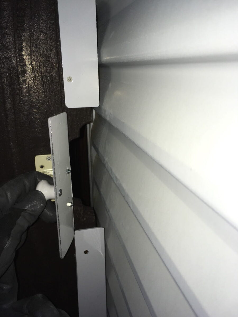 開閉しやすさと隙間の状態を確かめる作業