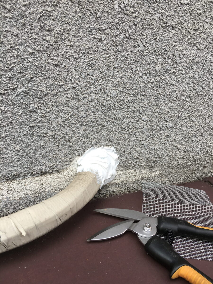 ネズミの侵入を防ぐために配管まわりを封鎖