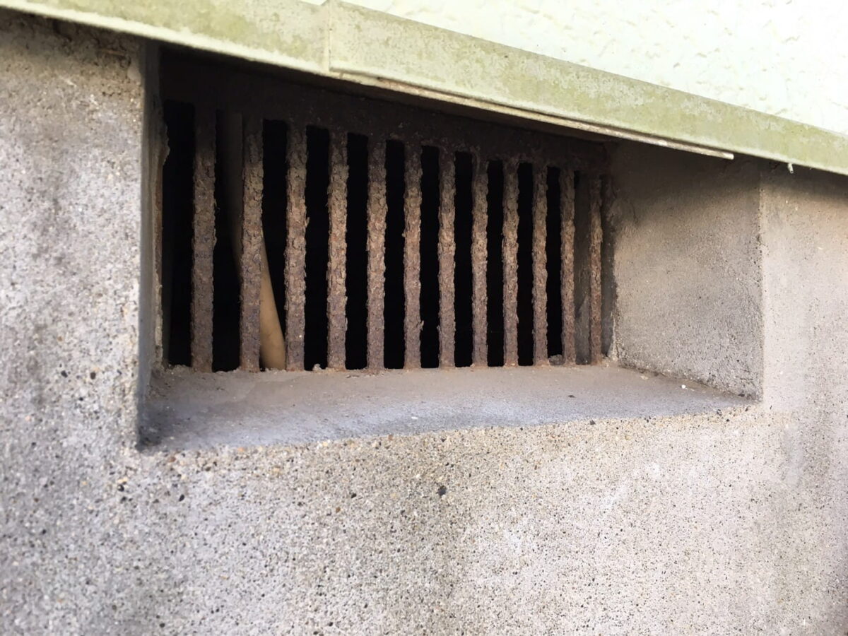 ネズミが通れる隙間がないか、通気口を確認