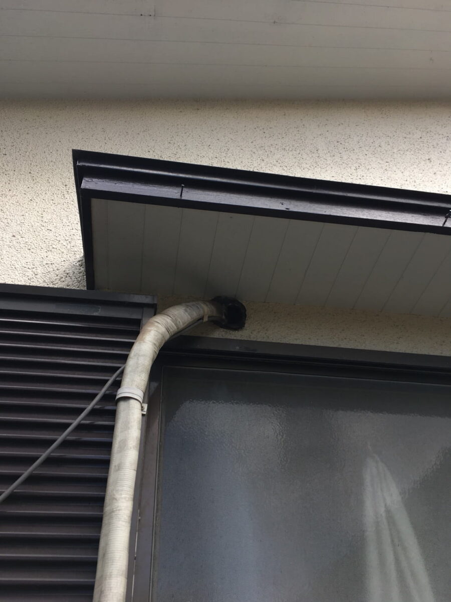 窓の上にある配管と外壁のつながりを点検