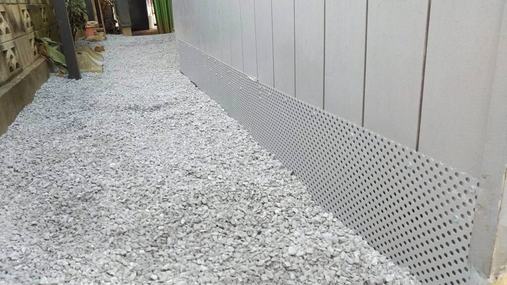 建物の下部に穴あき金属板を取り付けたネズミ侵入対策の施工例