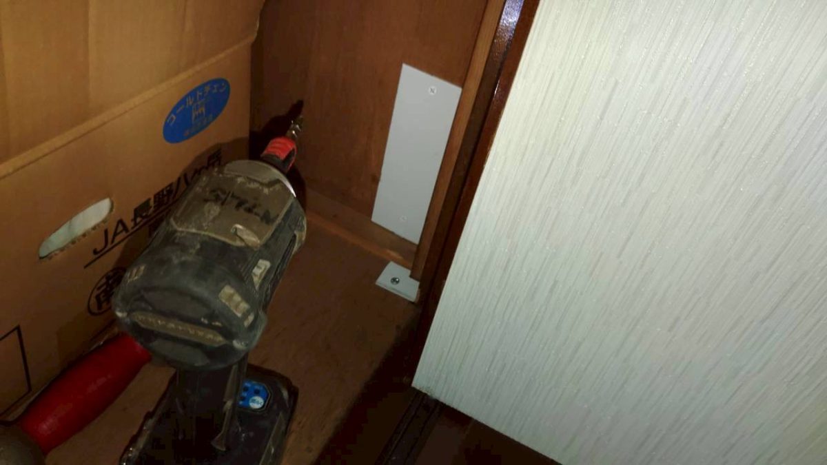 ネズミ対策で行う収納内と壁際の確認作業